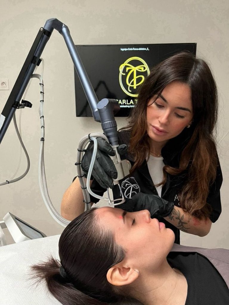 Sesión de eliminación de micropigmentación con láser paso a paso en el estudio de Carla Tomás