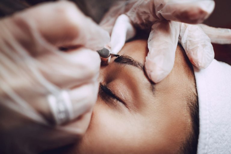 Cuchilla de microblading dibujando pelo a pelo en la ceja