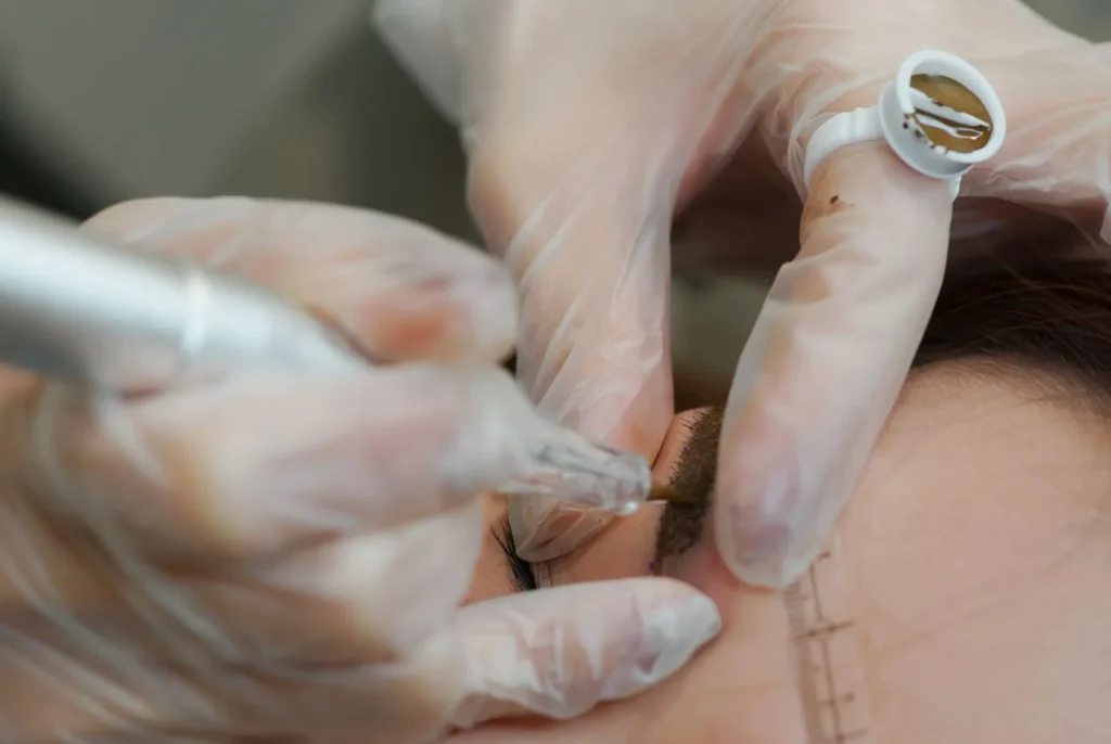 Dermógrafo trabajando el pelo a pelo de una ceja en primer plano