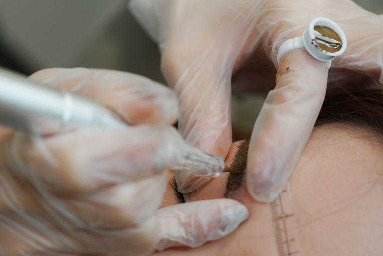 Dermógrafo trabajando el pelo a pelo de las cejas en el estudio de Zaragoza