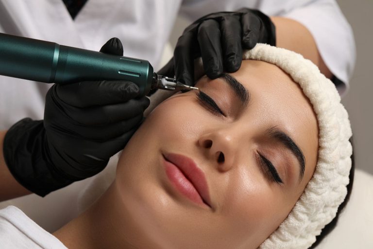 Máquina de micropigmentación de cejas cargada con pigmento