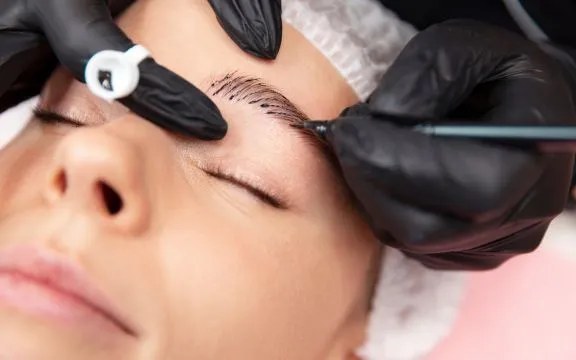 Microblading de cejas pelo a pelo en Zaragoza, trazo natural, Carla Tomás