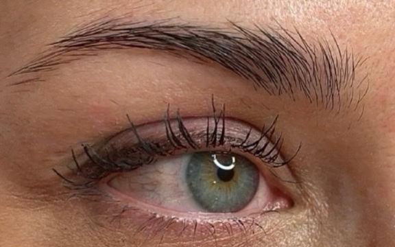 Cejas antes del micropigmentación, clienta de Daroca, Carla Tomás en Daroca