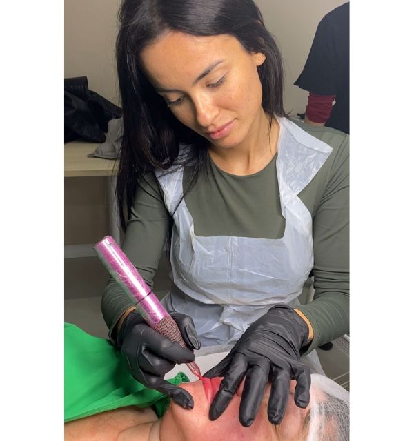 Sesión de micropigmentación de labios paso a paso en el estudio de Carla Tomás