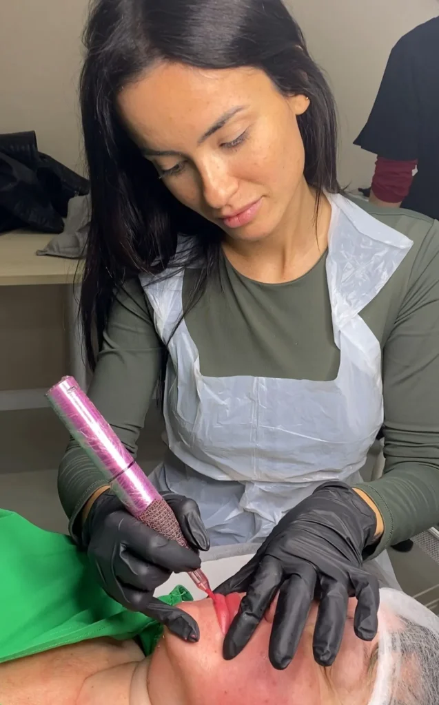 Sesión de micropigmentación de labios paso a paso en el estudio de Carla Tomás