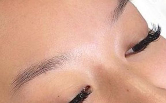 Cejas antes del microshading, clienta de Calamocha, Carla Tomás