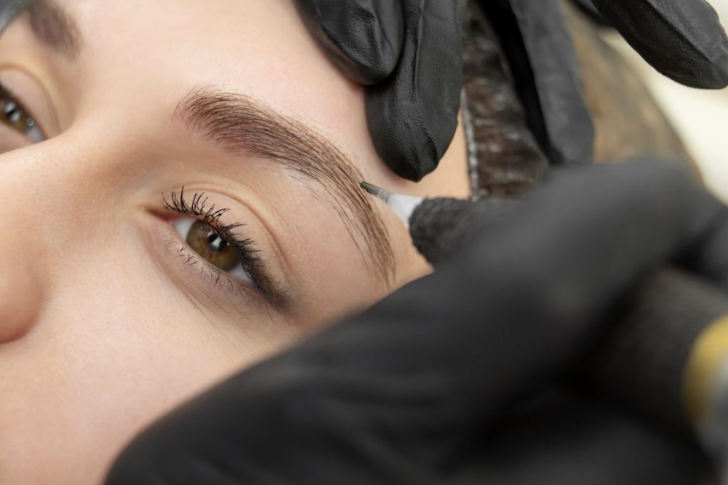 Microshading de cejas en Zaragoza, sombreado difuminado efecto maquillaje, Carla Tomás