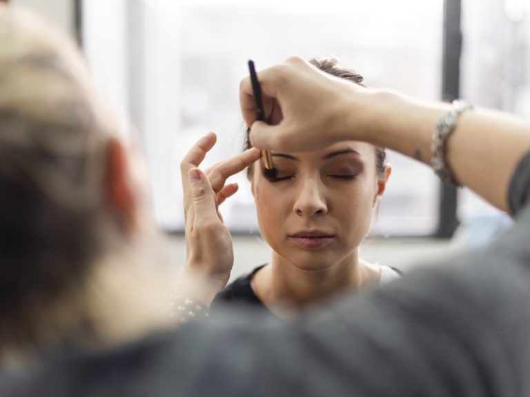 Diseño de cejas en Zaragoza: marcado de la forma con pincel antes de pigmentar