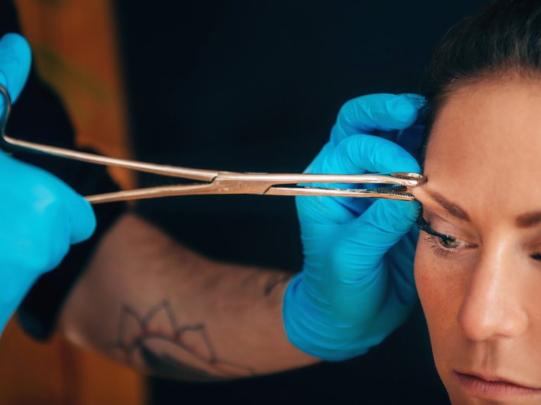 Medición de la ceja con compás antes de la micropigmentación en Zaragoza