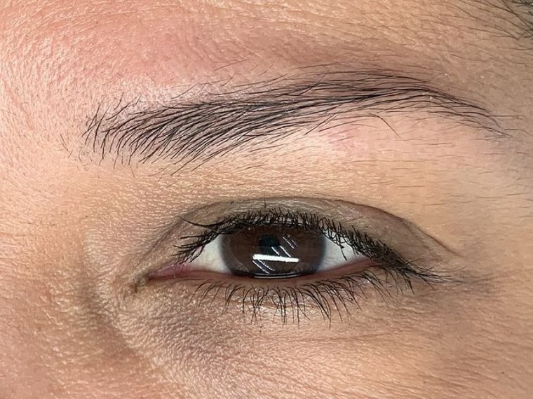 Ceja escasa, con huecos entre los pelos, antes de un microblading en el estudio de Carla Tomás en Zaragoza