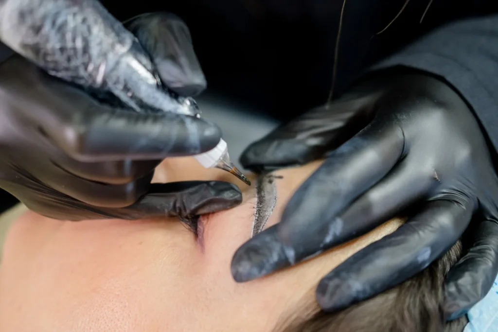 Micropigmentación de eyeliner sobre la línea de las pestañas, delineado de ojo permanente Calamocha