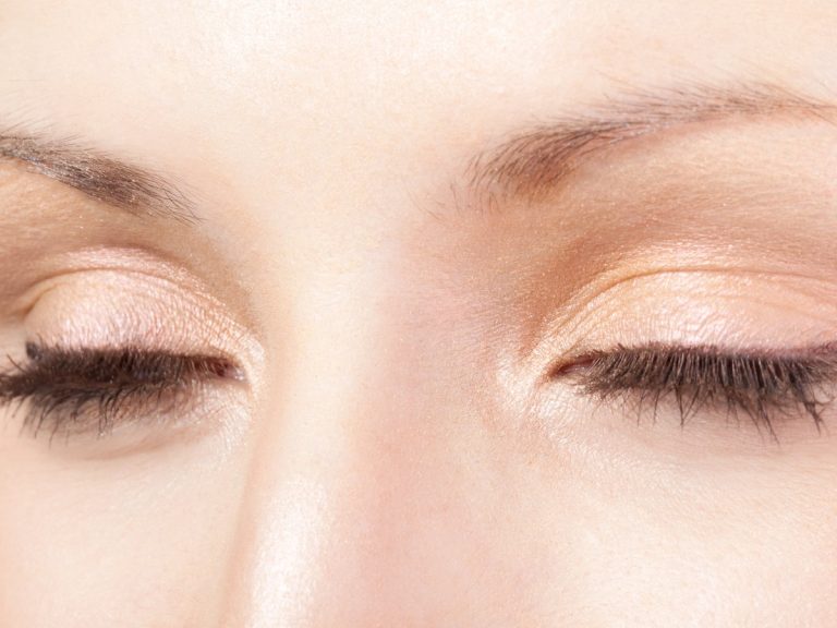 Micropigmentación de ojos en Zaragoza: eyeliner permanente con el ojo cerrado