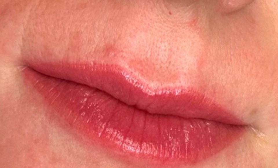 Labios recién micropigmentados en el estudio de Carla Tomás, labios acuarela micropigmentación Daroca