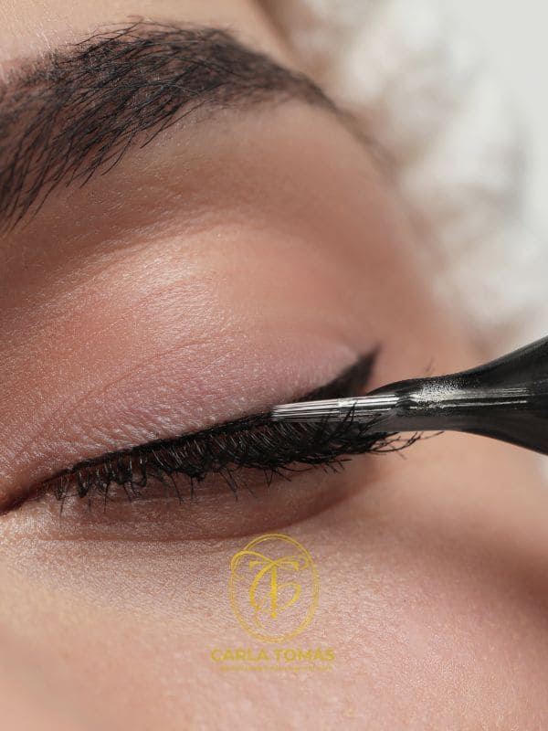 Eyeliner permanente sobre el párpado, tratamientos de micropigmentación de eyeliner Zaragoza